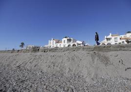 Escalón en la playa de Calahonda tras el último temporal.