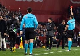 Martínez Munuera expulsa a Fernando Machado.