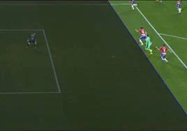 Imagen utilizada por el videoarbitraje para medir las posiciones de Morata y Miquel en el gol.