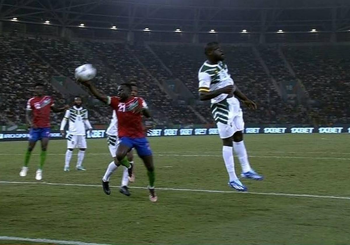 Mano de Gambia que clasificaba a Camerún y eliminaba a Ghana.