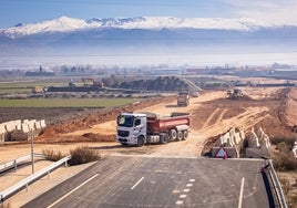 Las máquinas aplanan los terrenos en los que estará ubicada la autovía.