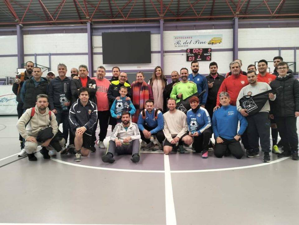 Los participantes recibieron trofeos y regalos a la conclusión