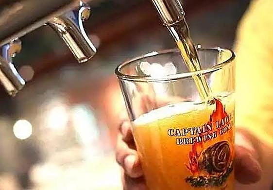 Una granadina recibe la beca 'Manuel de Oya' de 36.000 euros por un estudio sobre la cerveza