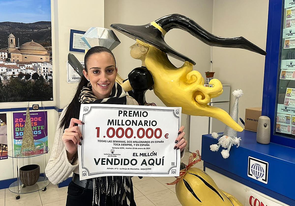 La empleada Alba García celebra el premio millonario que ha repartido su administración en Montefrío.