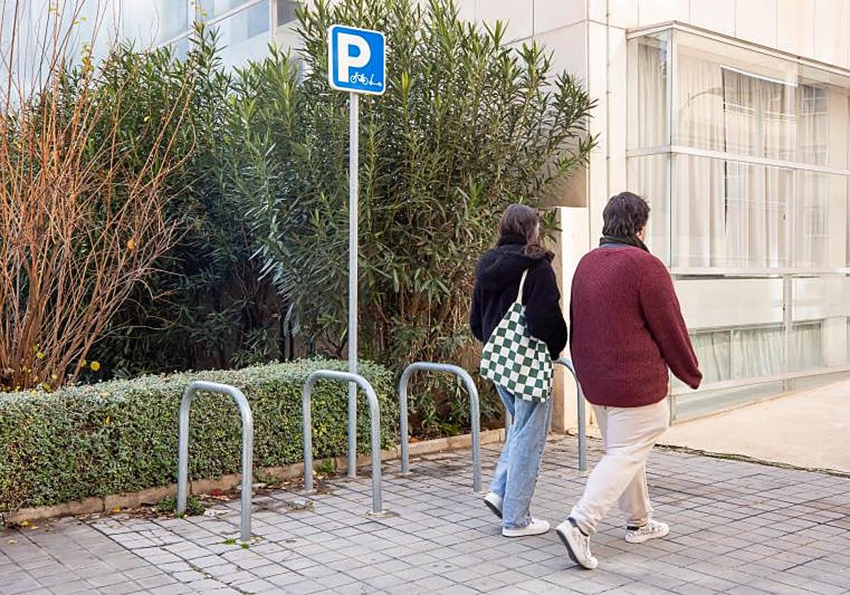 Aparcamientos para los patinetes de alquiler vacíos.