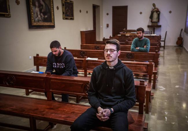 Juan Pablo, en primer plano, reza en la capilla del Seminario Mayor.