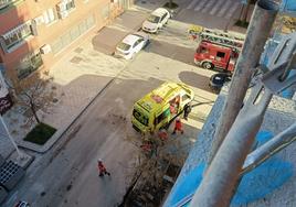 Actuación de los bomberos en la obra.