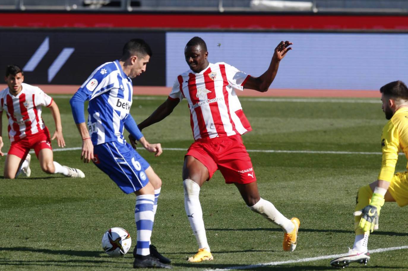 Sadiq Umar hizo dos goles en el 5-0 que encajó el Alavés en Copa.