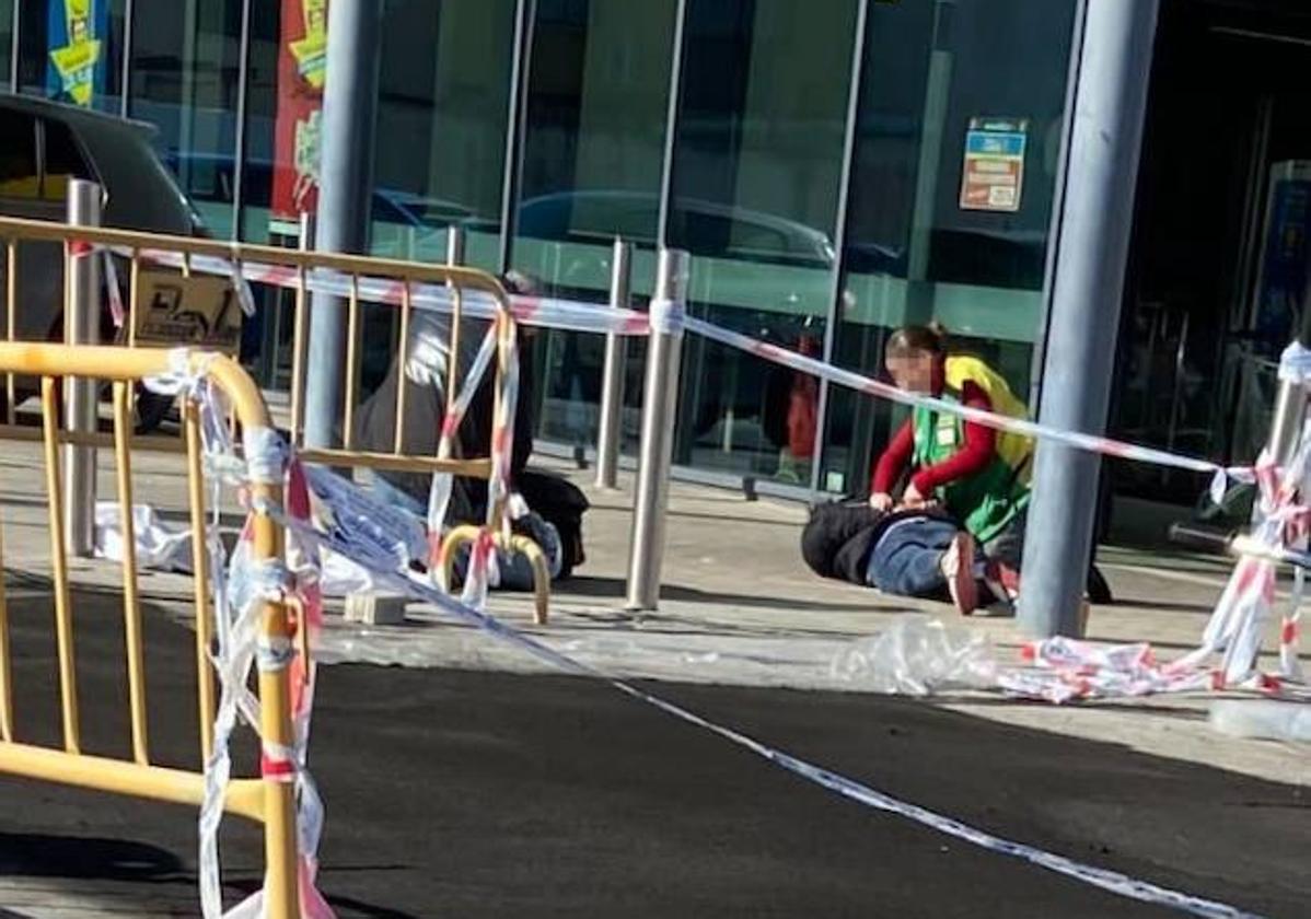 Detención de dos individuos a las puertas de un supermercado de Armilla.