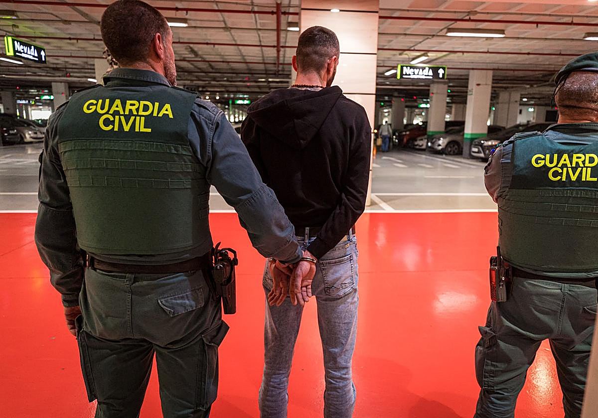 Uno de ellos fue detenido en un centro comercial, en cuyos baños se atrincheró.