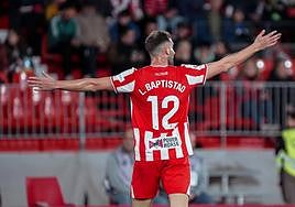 Leo Baptistao, con los brazos abiertos, pero el Almería está de brazos caídos.