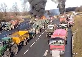 Agricultores bloquean las principales arterias de tráfico de Francia para impedir el transporte de mercancías.