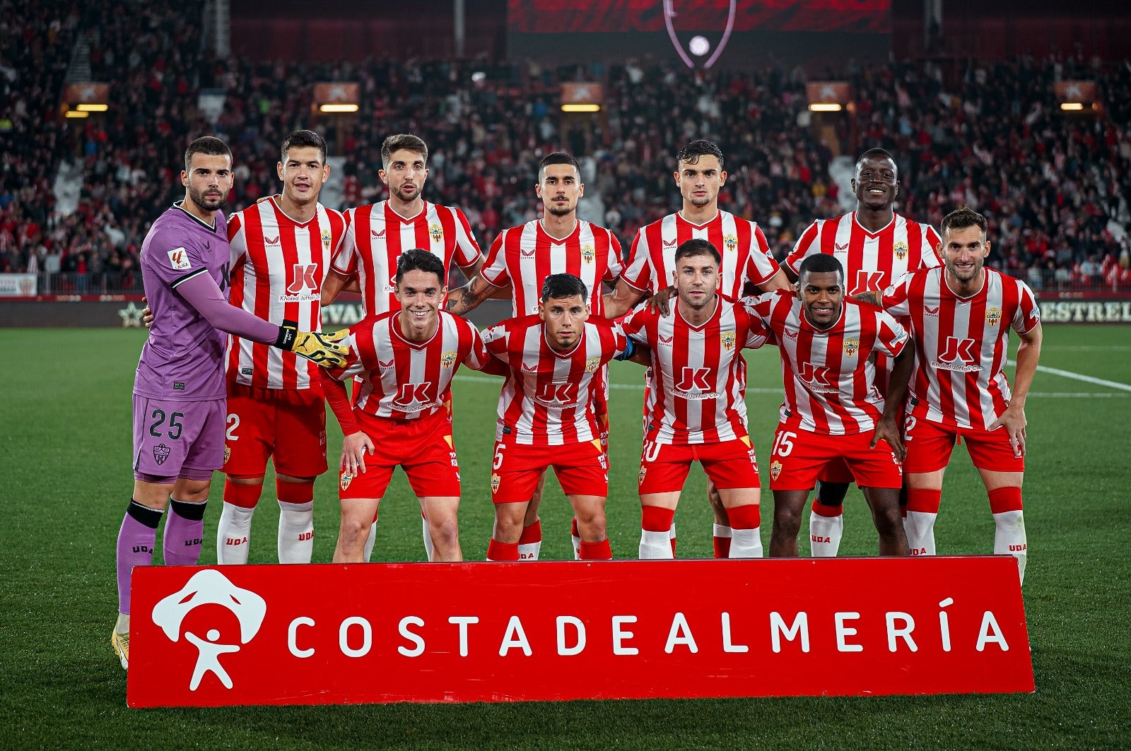 Los futbolistas del Almería antes del encuentro ante el Alavés.