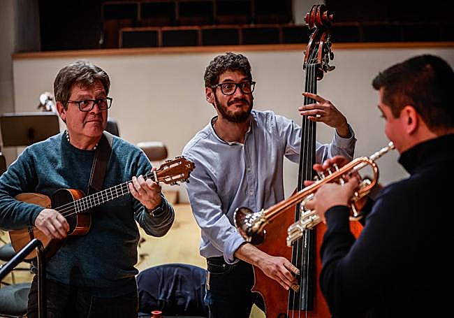 Hernández-Silva y Rondón, con Flores en lso ensayos.
