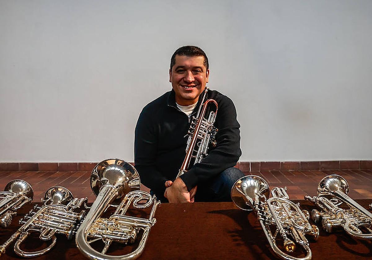 Pacho Flores, con los instrumentos que usa este fin de semana con la OCG.