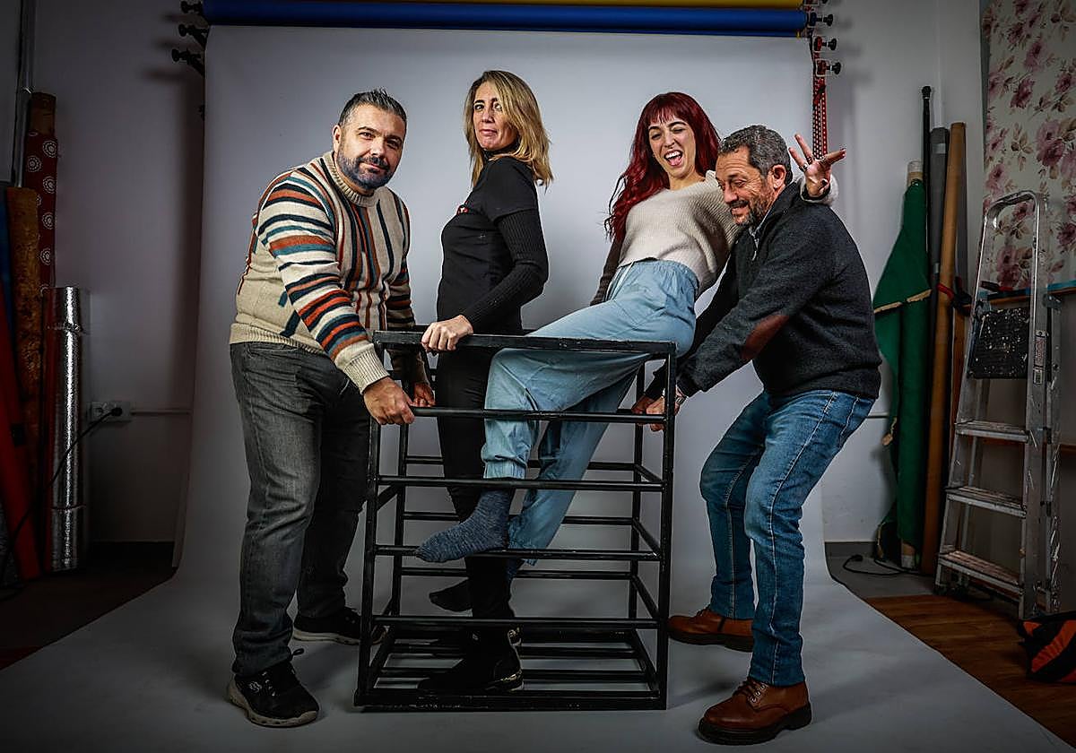 Juan F. Molina, Irene Aguilera, Elena del Pino y Rafael Ruiz, en la sala de ensayo de la compañía.