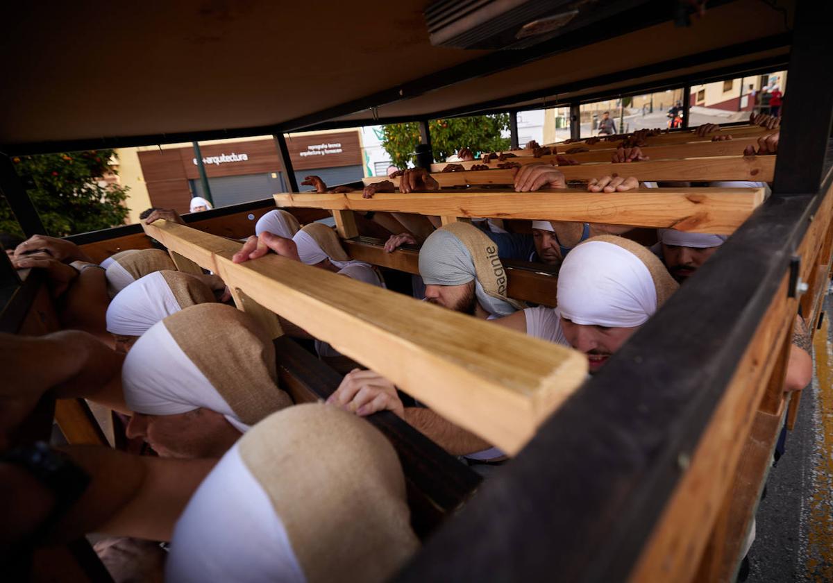 Dentro de un ensayo de la Hermandad de los Favores en Granada