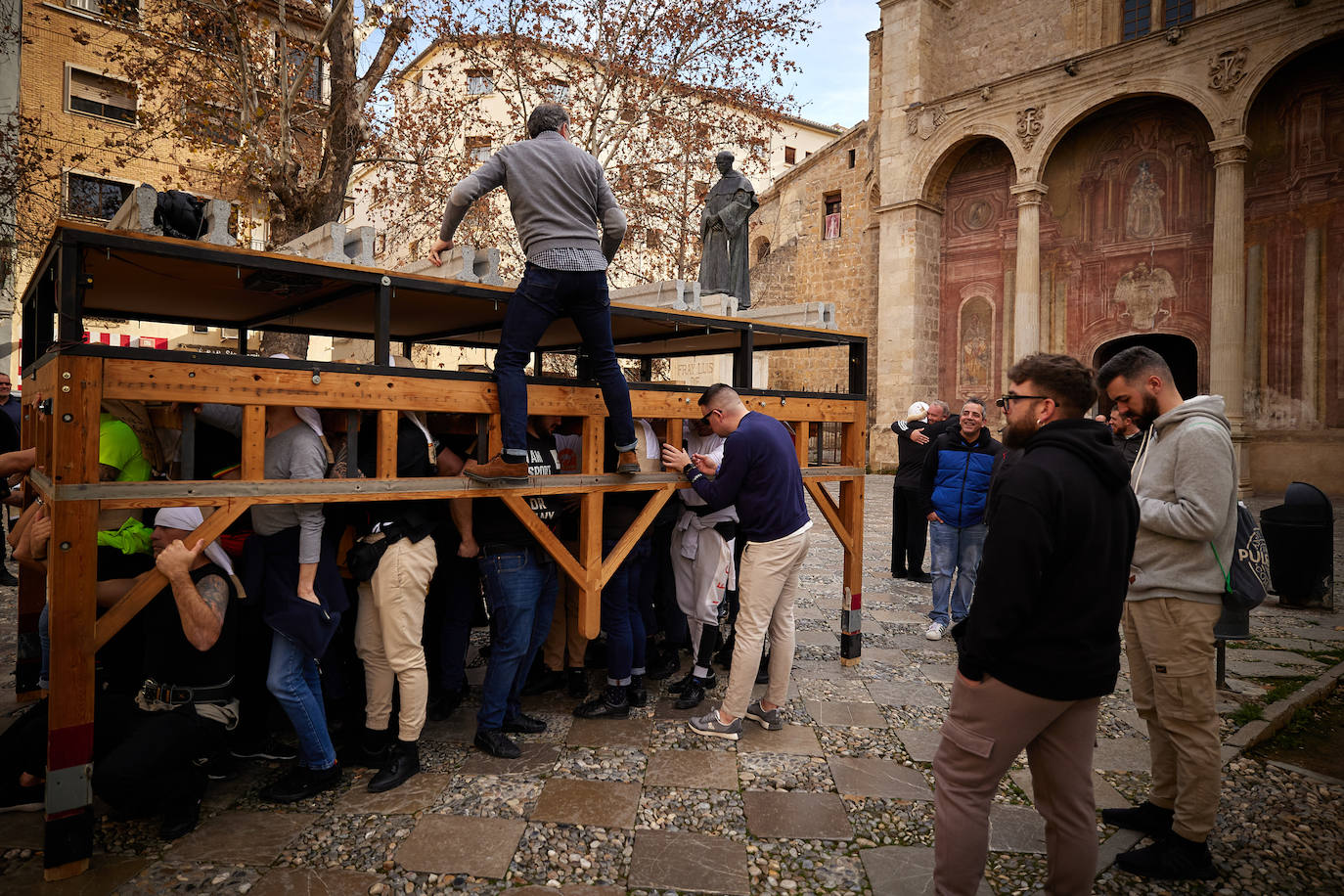 Dentro de un ensayo de la Hermandad de los Favores en Granada