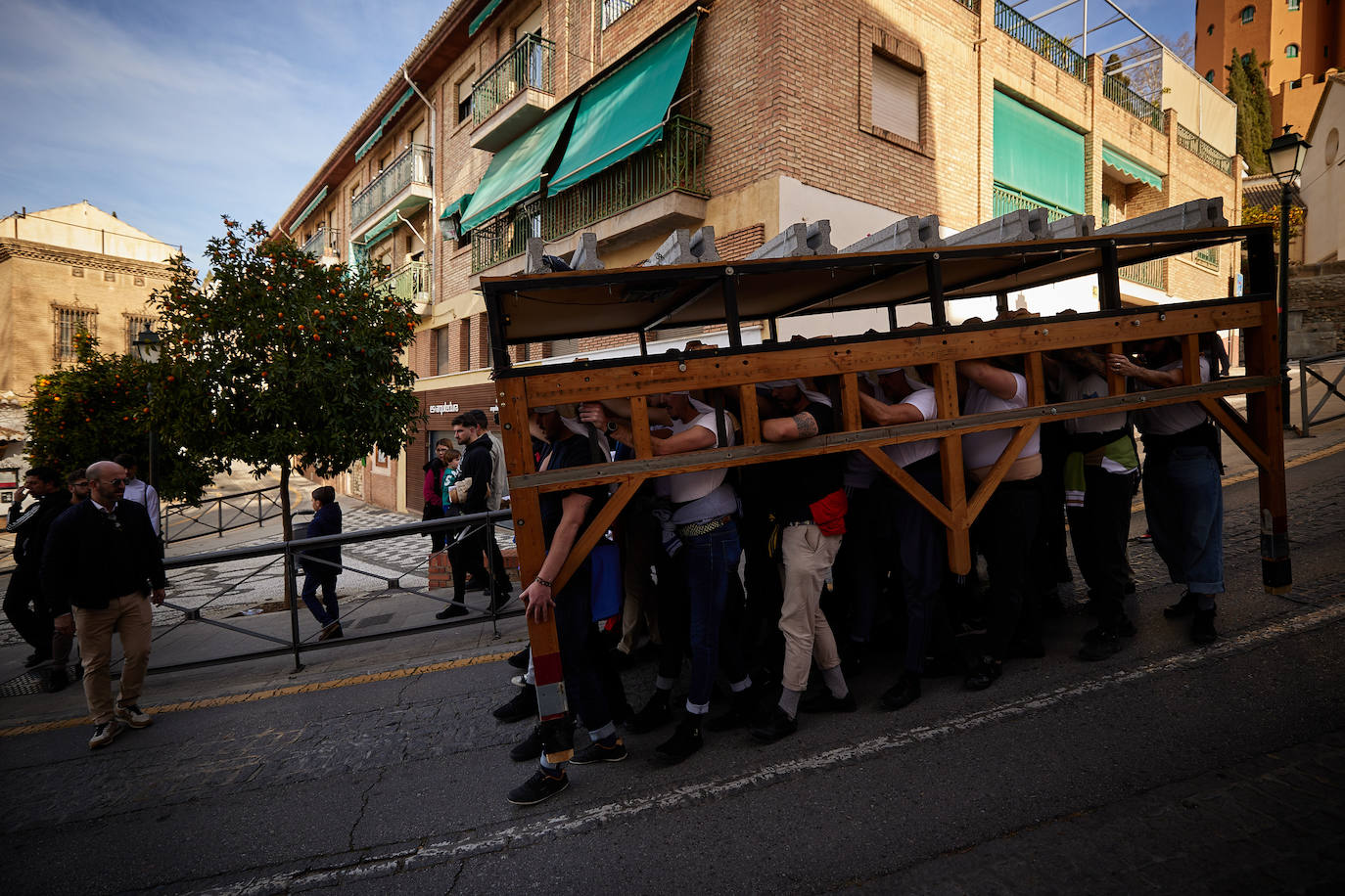 Dentro de un ensayo de la Hermandad de los Favores en Granada