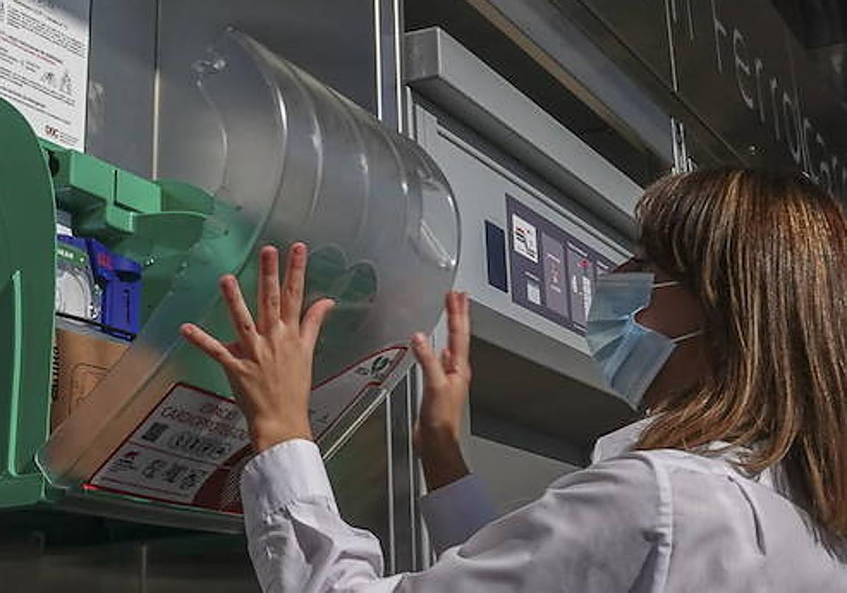 Un desfibrilador instalado en una parada del Metro de Granada.