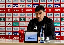 Alexander Medina, entrenador del Granada, en la rueda de prensa.