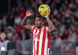 Sergio Akieme despierta el interés del Stade de Reims.