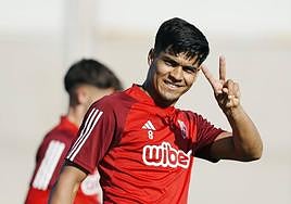 Matías Arezo muestra la uve de victoria con sus dedos al fotógrafo durante un entrenamiento.