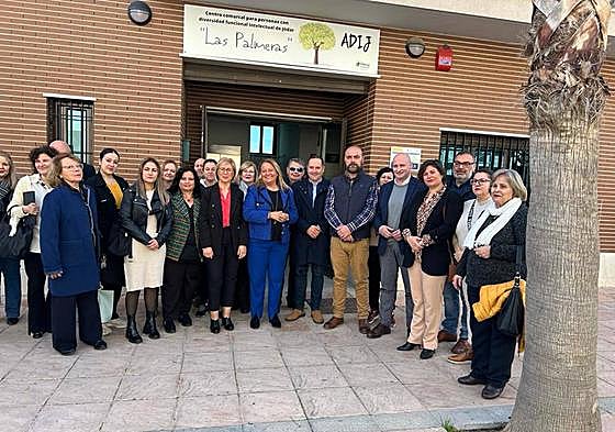 Delegada de Inclusión Social y autoridades, en la inauguración del nuevo centro de día de ADIJ en Jódar.