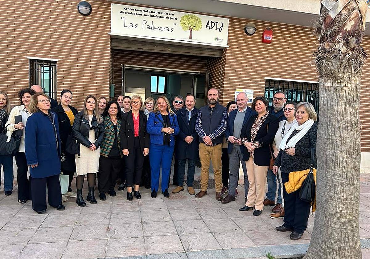 Delegada de Inclusión Social y autoridades, en la inauguración del nuevo centro de día de ADIJ en Jódar.