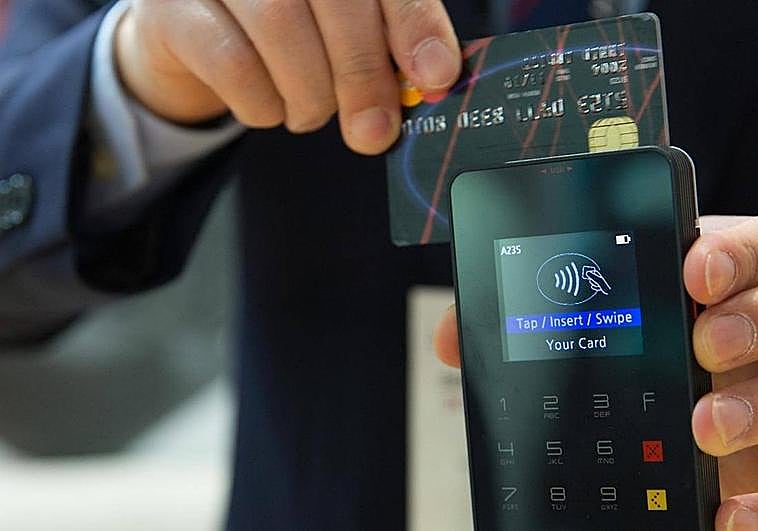 El Banco de España aclara si hay que enseñar el DNI al pagar con tarjeta.