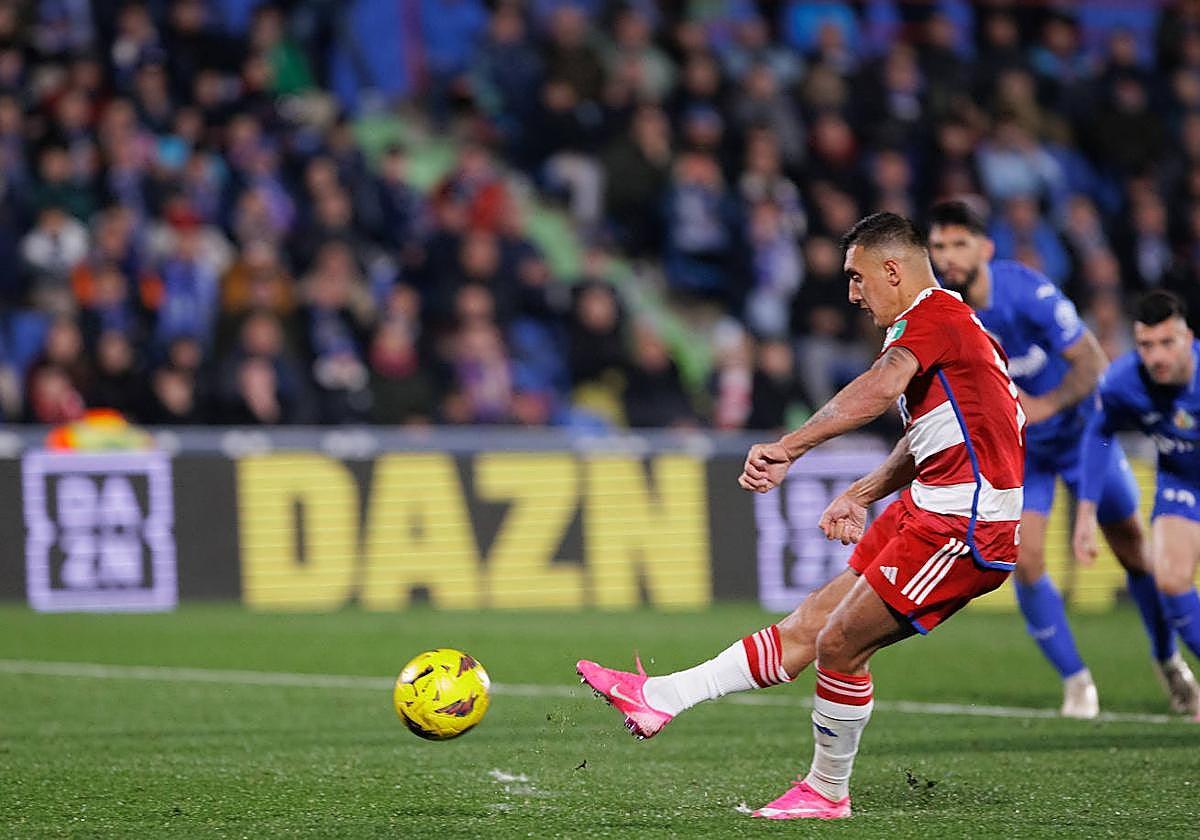 Myrto Uzuni lanza el penalti ante el Getafe.