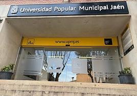 Imagen de la puerta de la Universidad Popular Municipal de Jaén.