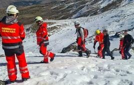 Bomberos de Granada durante el rescate en Sierra Nevada.