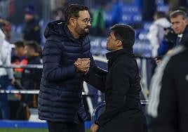 José Bordalás saluda a Alexander Medina en el Coliseum.
