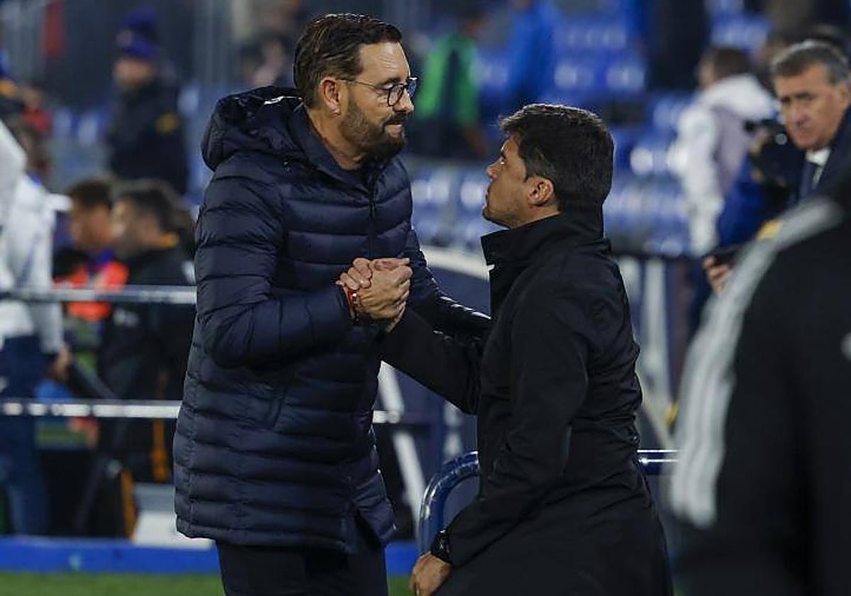 José Bordalás saluda a Alexander Medina en el Coliseum.