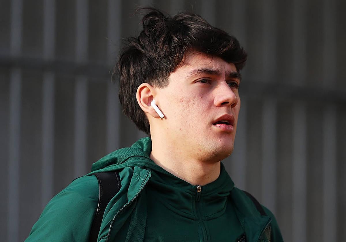 Facundo Pellistri, parte de la expedición del Manchester United para su último partido.