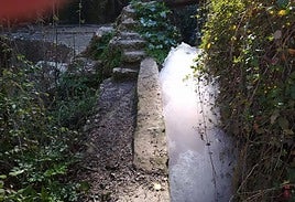 Espuma en el manaltial que abastece a los vecinos de Venta del Ray.