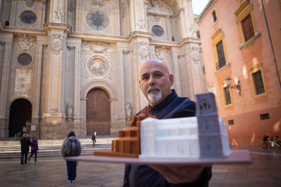 Agustín Gil muestra en la plaza de las Pasiegas la maqueta de la Catedral.