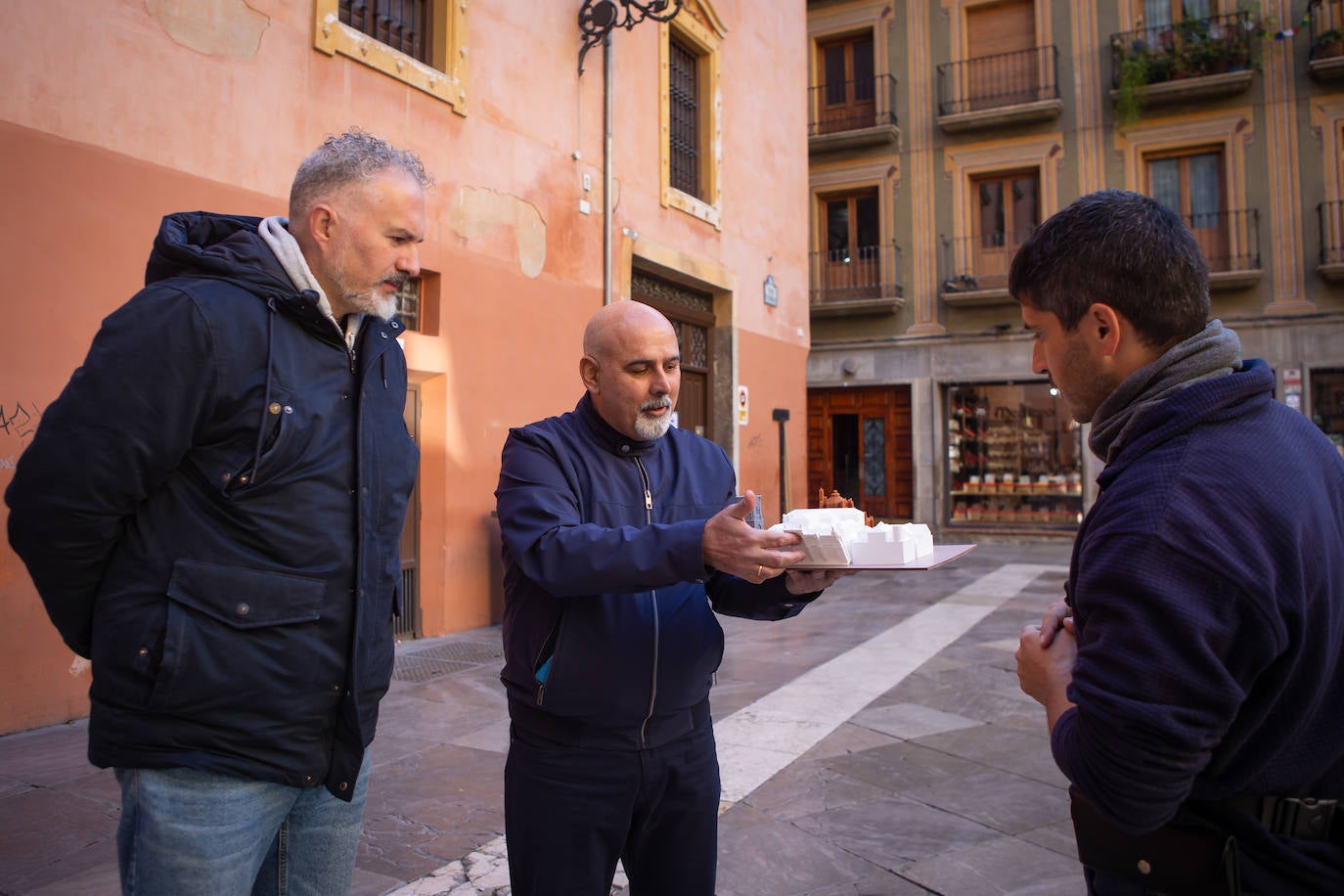 Los profesores Francisco Manuel Gómez y Sergio Alonso escuchando las explicaciones de Agustín.