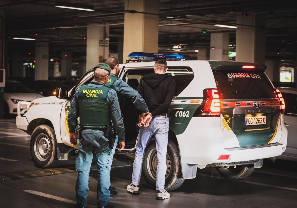 La Guardia Civil detuvo al cuarto individuo en un parking.