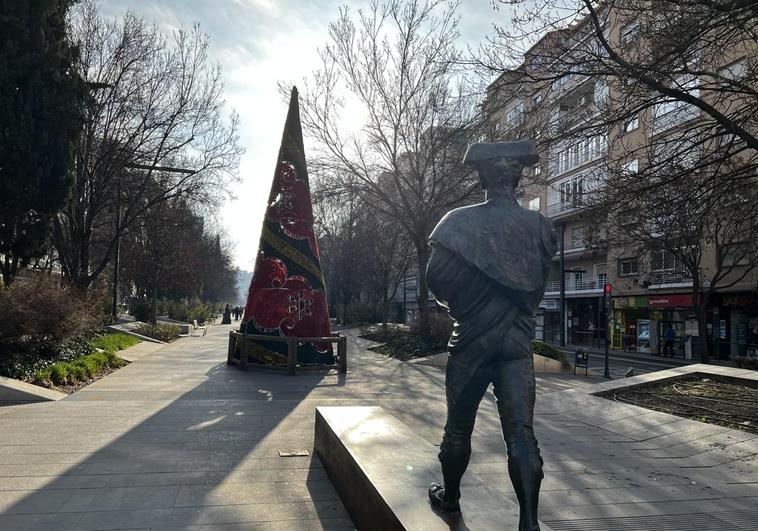 El árbol de navidad ubicado en Avenida de la Constitución