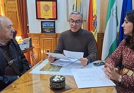 El alcalde Luis Mariano Camacho y la primera teniente de alcalde María Torres con el representante de la plataforma pro-residencia de mayores.