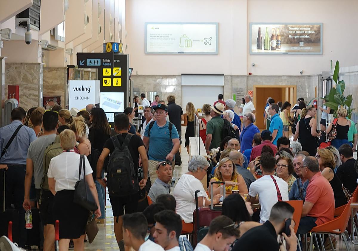 Viajeros en el aeropuerto de Granada-Jaén.