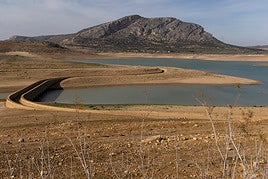 Embalse de Guadalteba, en Málaga, casi vacío.