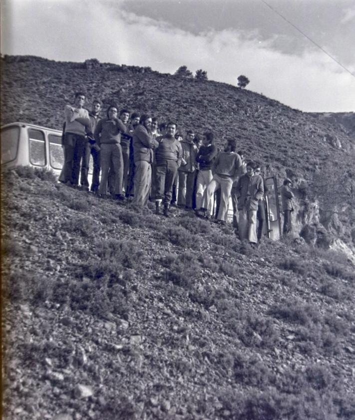 Imagen secundaria 2 - La promoción 15 de Geológicas, en uno de sus viajes en La Galopera. 