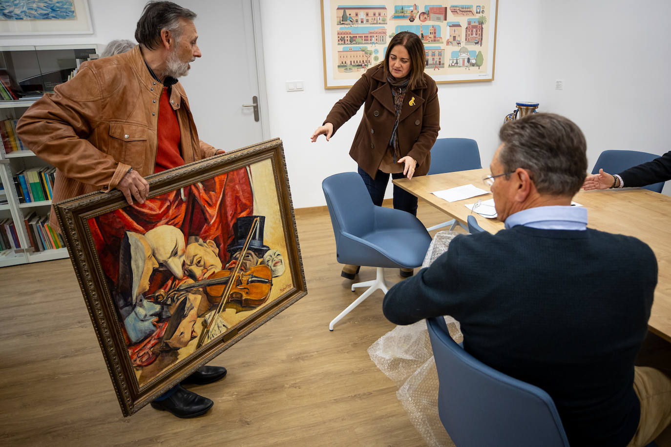 Vera hace entrega a María Luisa Bellido de su pintura 'Réquiem para un violín'.