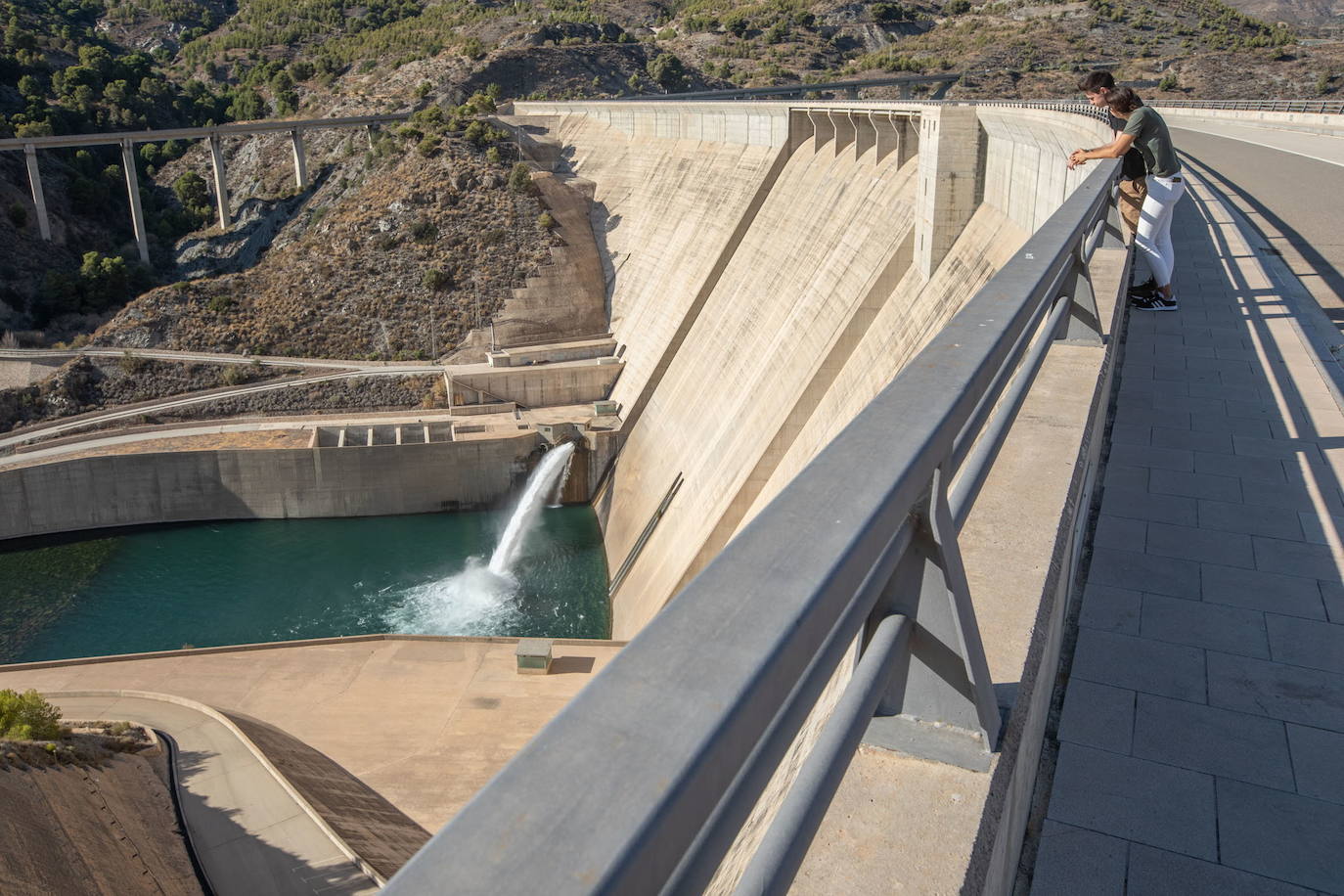 La última presa se finalizó hace 20 años sin canalizaciones que llevara agua al campo.