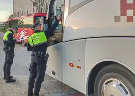 La Policía Local realizando uno de los controles.