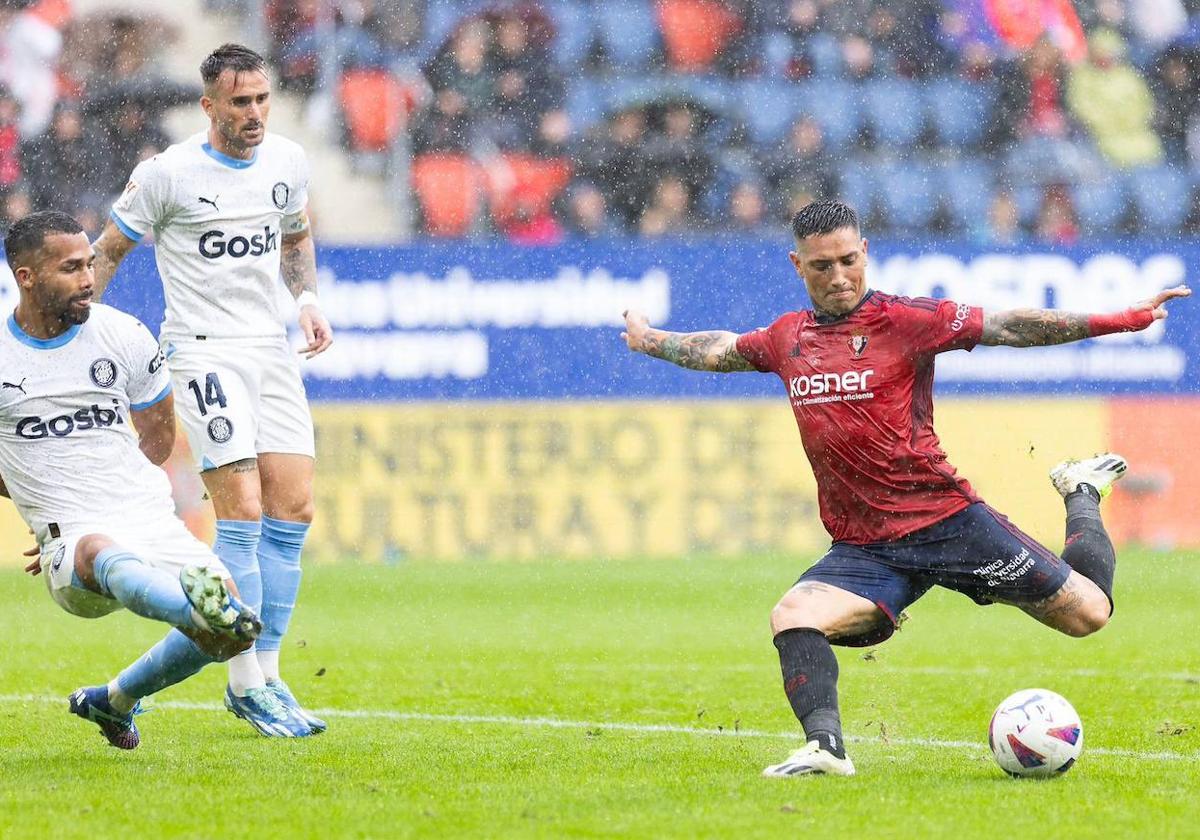 Chimy Ávila arma un disparo durante un partido contra el Girona.