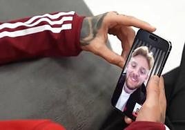 Kamil Józwiak, en plena videollamada con su amigo Kamil Piatkowski.